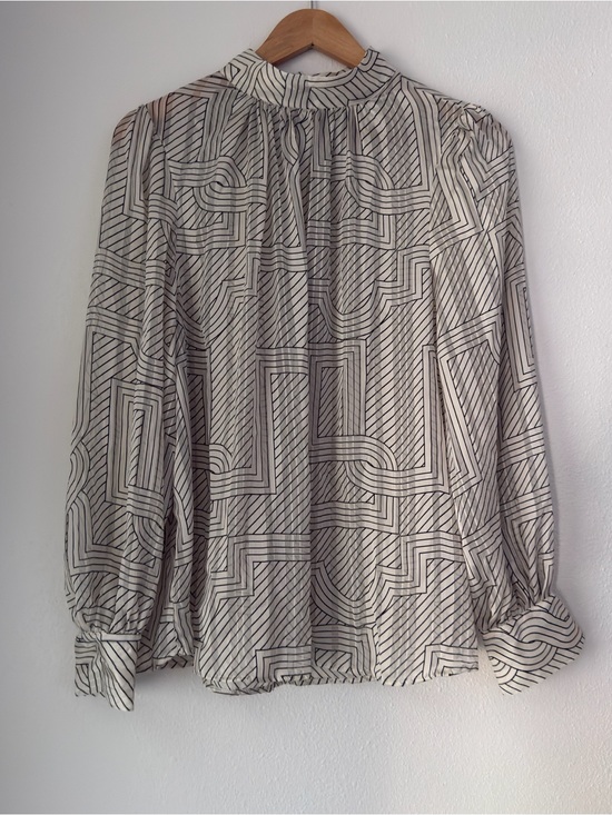 H&M Tops - H&M Black and White STAND-UP COLLAR BLOUSE Geometric Design Fall Size large